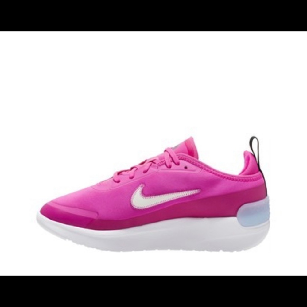 Nike Amixa Women's Sneaker (NWT)
